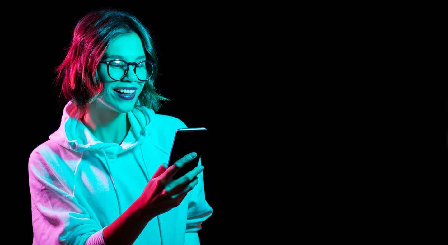 frau-mit-smartphone